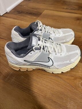Nike Vomero 5. White with Gray Lining and Cream Sole